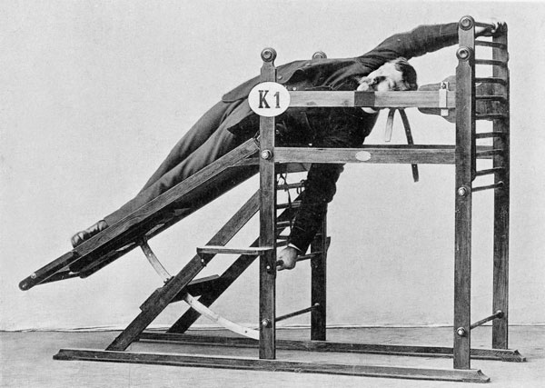 Chiếc máy kéo giúp người tập giãn cơ, khi tập thể dục người ta vẫn mặc vest.