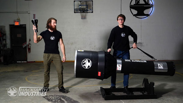 Hai nhà phát minh bên cạnh chiếc đèn