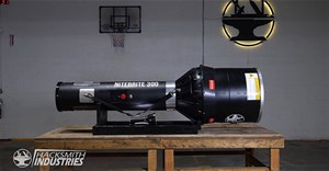 Nitebrite 300 - Cận cảnh chiếc đèn pin lớn nhất thế giới, chiếu sáng toàn bộ một sân bóng