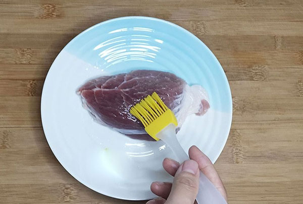 Quét dầu ăn lên thịt lợn