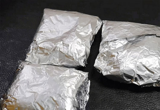 Dùng giấy bạc bọc tiếp ở bên ngoài để chống ẩm