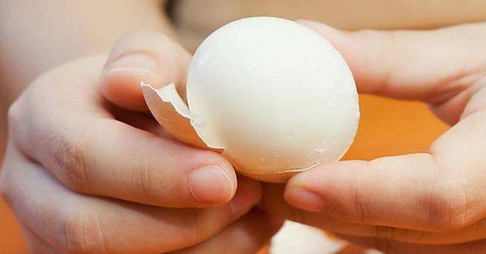 Bóc vỏ trứng luộc