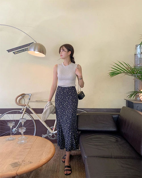 Chân váy đen hoa nhí