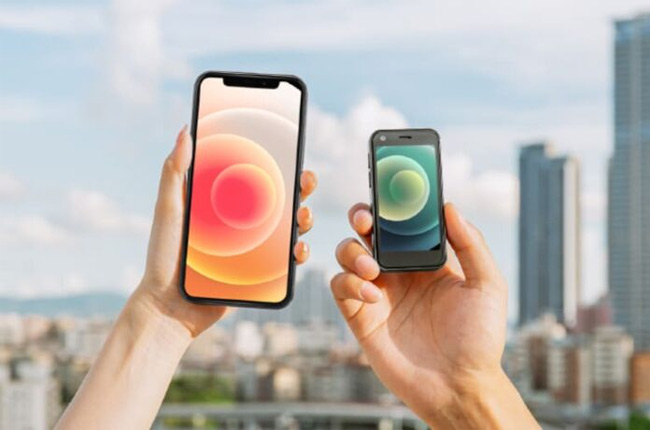 Chiếc smartphone 4G Mony Mint có màn hình cảm ứng 3 inch.