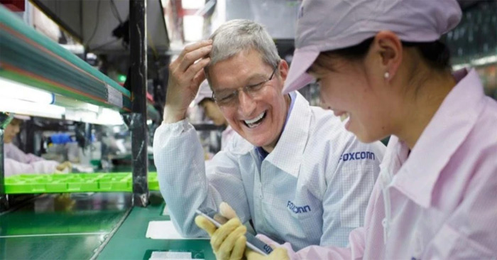 CEO Apple Tim Cook thăm dây chuyền lắp ráp iPhone của Foxconn.