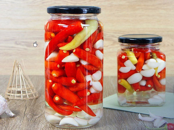 Preserving peppers by soaking in vinegar