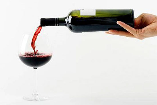 Người rót rượu sẽ dùng 4 ngón để đỡ bên dưới chai rượu, ngón cái đặt vào phần lõm của đáy chai