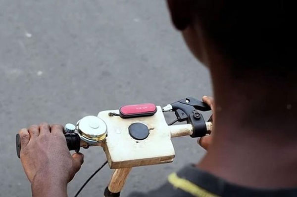 Xe máy điện bằng gỗ 