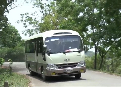Chiếc ô tô khách với biển số xe 10 trong phim "Quỳnh búp bê"