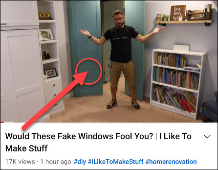 Chạm và giữ ngón tay của bạn trên video