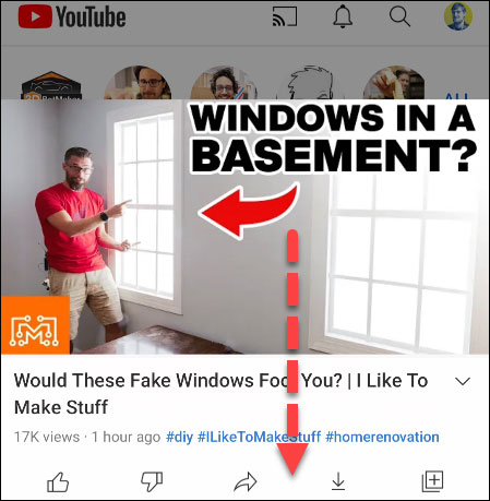 Lấy đầu ngón tay vuốt — hoặc “kéo” — video theo hướng từ từ trên xuống dưới