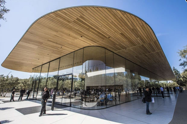 Khu cà phê dành cho khách tham quan Apple Park với thiết kế ấn tượng và hiện đại. 