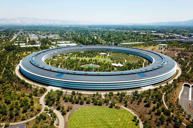Trụ sở Apple Park gồm hệ thống tòa nhà chính hình phi thuyền và nhiều tòa nhà vệ tinh xung quanh như nhà hát Steve Jobs, sân khấu cầu vồng...