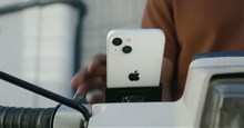 Khuyến cáo người dùng không nên gắn iPhone lên xe máy, Apple lại tung quảng cáo iPhone 13... được gắn lên xe máy