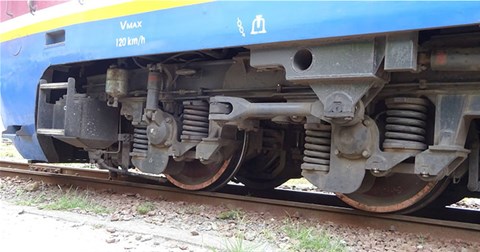 Cận cảnh quá trình thay bánh xe lửa