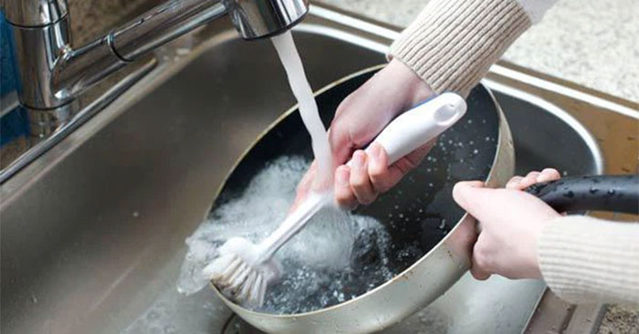 Dùng nước nóng rửa chảo dầu mỡ là sai lầm