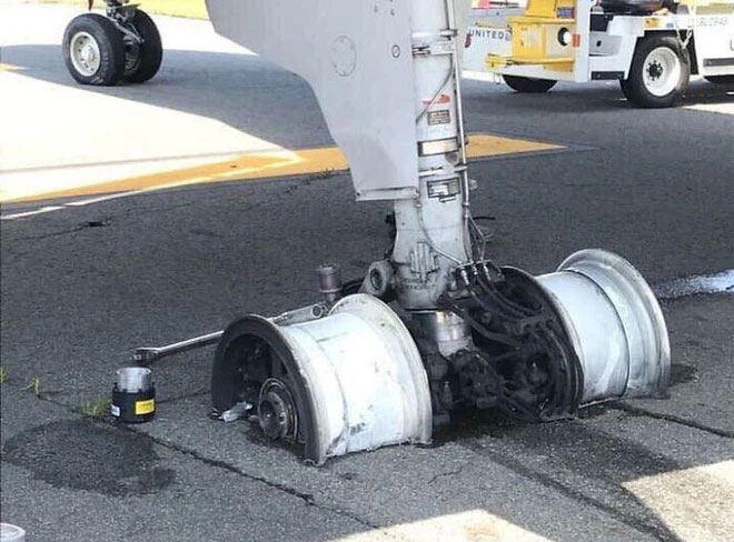 Lốp của một máy bay chẳng còn gì sau màn hạ cánh khẩn cấp ở Mỹ.