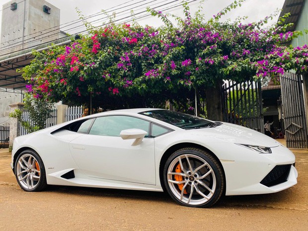 Lamborghini Huracan LP610-4 has a capacity of 610 horsepower, the ability to accelerate from 0 to 100 km / h in 3.2 seconds and can reach a maximum speed of 325 km / h