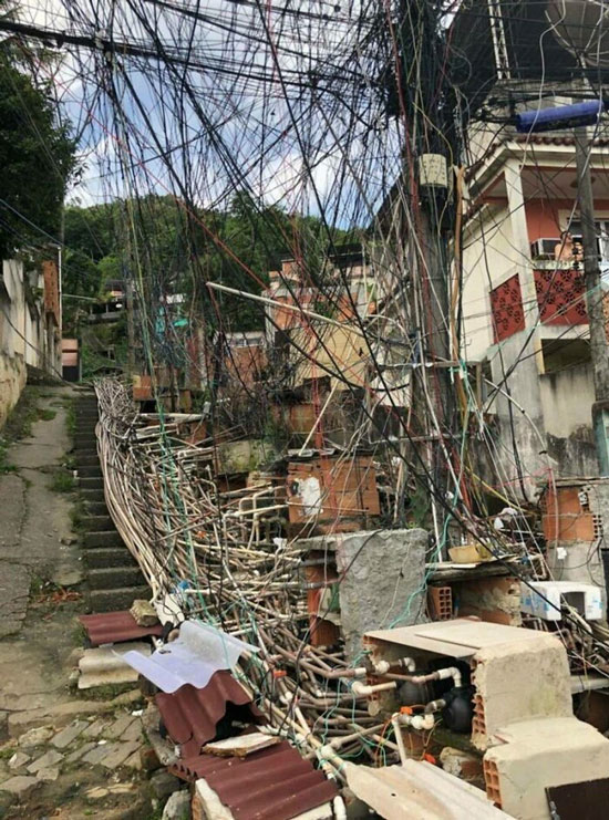 Hệ thống dây điện và ống nước phức tạp, lằng nhằng ở mạng nhện ở Favela, Brazil.