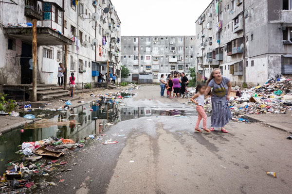 Ferentari, khu vực nghèo nhất của Bucharest, Romania. Các căn hộ ở đây đều chật chội và không có điện.