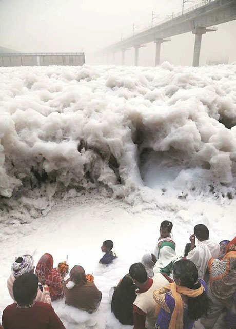 Mọi người cầu nguyện tại sông thành Yamuna, Ấn Độ nhưng thay vì nước thì dòng sông lại toàn bọt trắng được tạo từ chất thải công nghiệp.