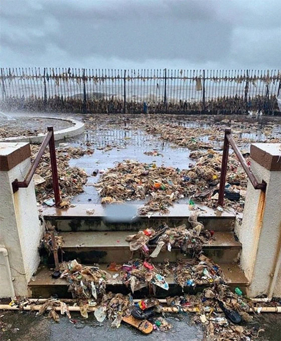 Khung cảnh đầy rác tại bờ biển ở Mumbai, Ấn Độ. Hàng năm gió mùa thổi từ biển vào sẽ trả lại những gì con người từng ném xuống.
