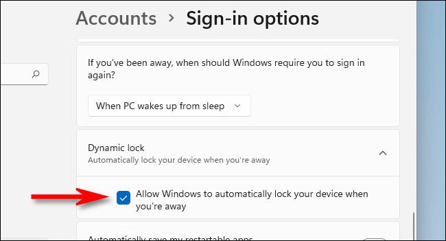 Bật “Allow Windows to automatically lock your device when you’re away”