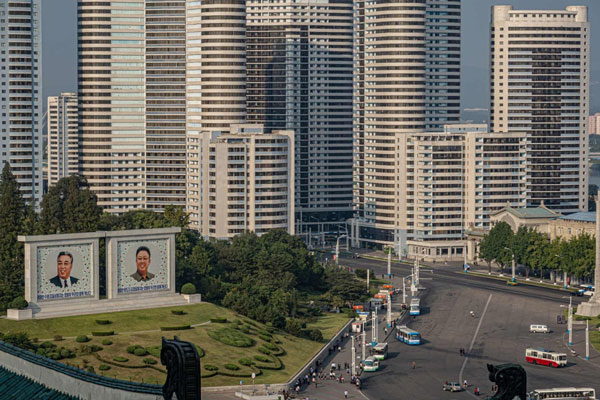 Phía đông của thành phố là các khu chung cư được xây dựng theo phong cách Liên Xô