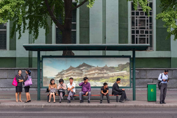 Các tranh vẽ tượng đài, các câu cổ động, truyền cảm hứng vì sự tốt đẹp hơn của xã hội được đặt tại các nơi công cộng như trạm xe buýt, biển quảng cáo..