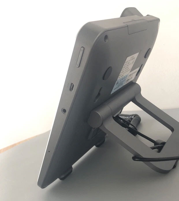 KT8001 có nút tăng giảm âm lượng và hai cổng kết nối tai nghe ở cạnh phải