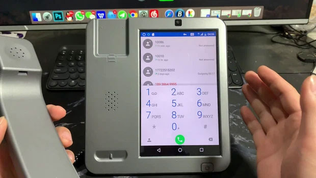 Máy sẽ tự động khởi chạy ứng dụng điện thoại và hiển thị bàn phím số khi người dùng nhấc ống nghe điện thoại