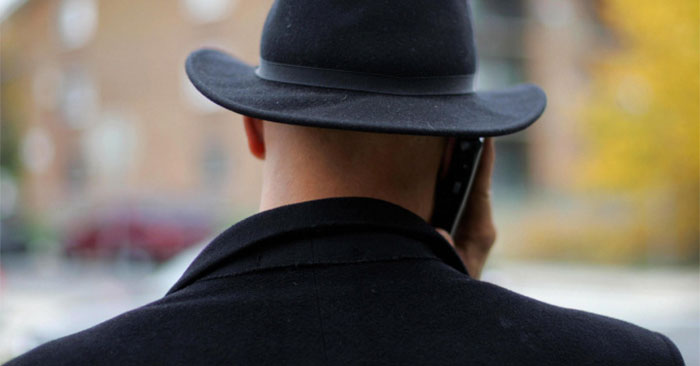 Một người đàn ông nghe điện thoại