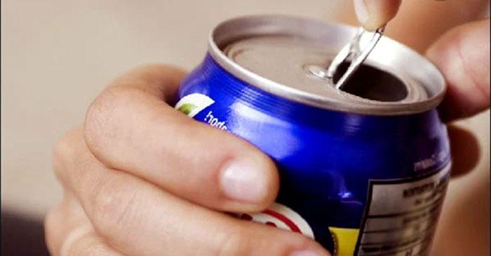 Lon nước ngọt đựng trong lọ hình trụ