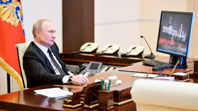Tổng thống Nga Vladimir Putin sử dụng máy tính Windows XP trong một cuộc điện đàm
