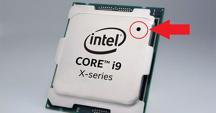 Một số CPU của Intel có một cái lỗ bên góc