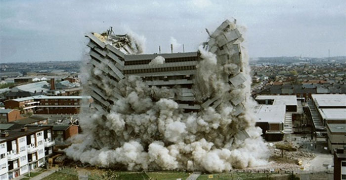 Phá vỡ tòa nhà cao tầng bằng thuốc nổ