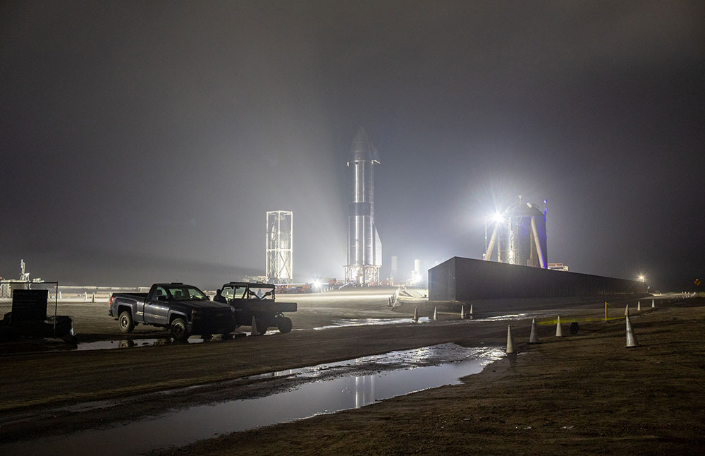 Hình nền chụp bởi NASA, ULA, SpaceX