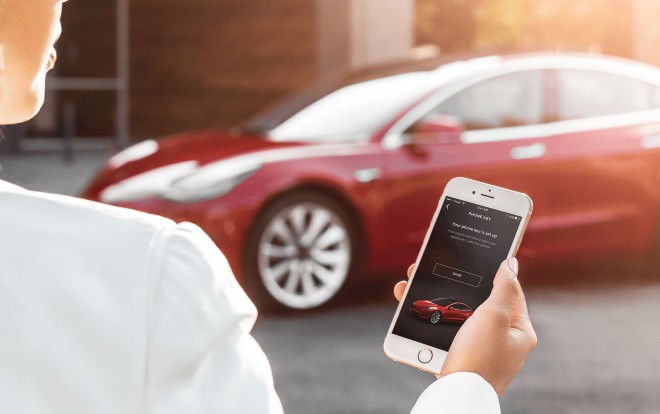 Lỗi mạng khiến chủ xe Tesla không mở được cửa xe