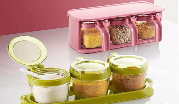 Không đậy kín nắp các lọ gia vị sau khi sử dụng