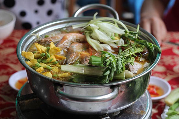 Cho quá nhiều loại đồ ăn lẫn lộn cùng lúc