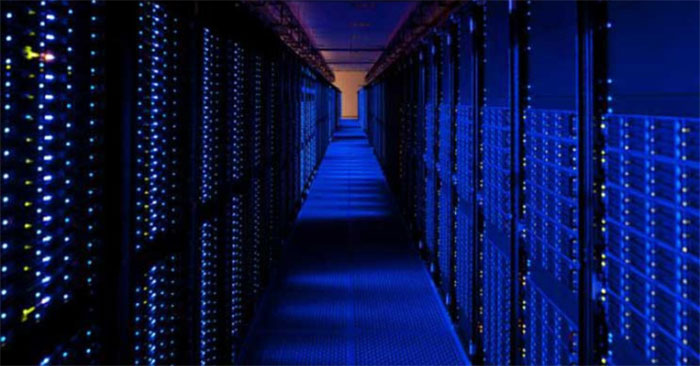 Bên trong một trung tâm dữ liệu của AWS. Ảnh: Amazon.