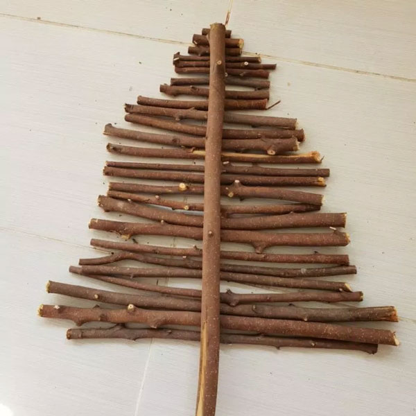 Làm cây thông Noel bằng cành cây