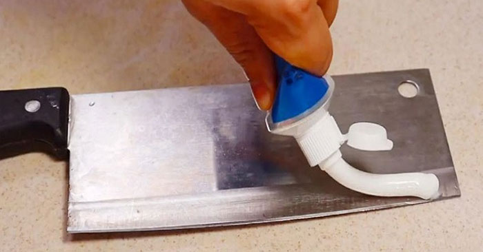 Bôi kem đánh răng lên lưỡi dao