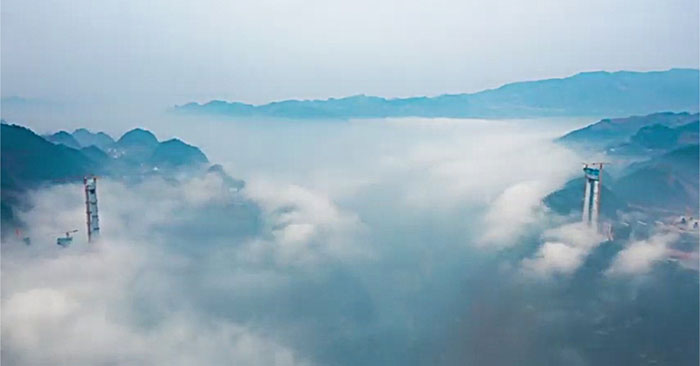 Quá trình xây dựng siêu cầu treo cao 208m trên núi