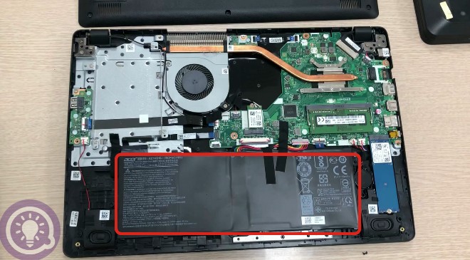 Linh kiện có kích thước lớn nhất chính là pin. Trước đây, laptop có thiết kế pin có thể tháo rời mà không cần mở nắp đáy nhưng hiện tại thì hầu hết các máy đều khiết kế theo kiểu pin gắn bên trong, phải mở nắp đáy sau đó vặn vái con ốc vít ra mới tháo được pin.