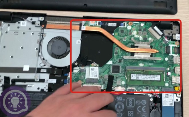 Tiếp theo bạn sẽ thấy bo mạch chủ với màu xanh đặc trưng, bo mạch chủ là nơi gắn CPU, RAM, SSD... và có nhiệm vụ kết nối các linh kiện này với nhau.