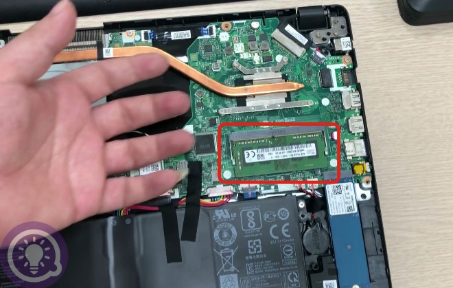 Tiếp đến là RAM, bộ nhớ truy cập ngẫu nhiên. Do hạn chế về không gian nên kích thước RAM của laptop nhỏ hơn RAM dành cho máy tính để bàn. Cách tháo lắp cũng khác nhưng không khó khăn gì lắm. Bạn có thể dễ dàng thao tác để thay hoặc vệ sinh.