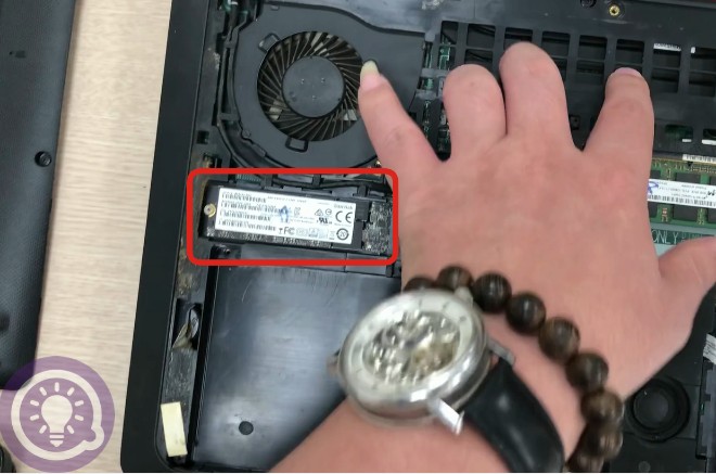 Và sau đó bạn có thể thấy ổ SSD, thường dùng để lưu trữ hệ điều hành Windows, nếu dư dả có thể lưu cả phần mềm và các dữ liệu khác của bạn. Tháo lắp SSD cũng khá đơn giản, bạn chỉ cần vặn ốc vít ra sau đó gỡ ổ ra khỏi khe cắm là được.