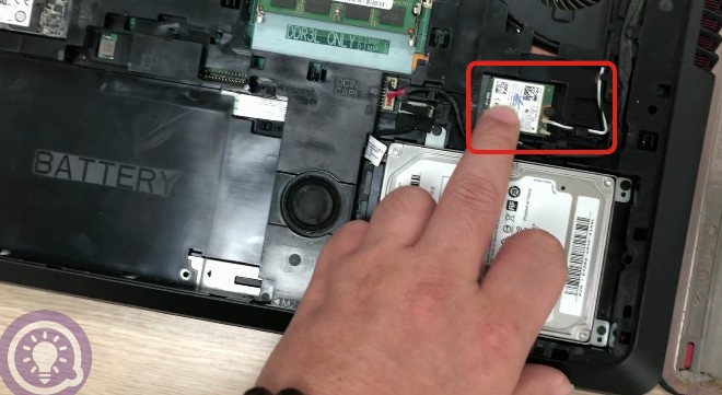 Đây là card wifi, một linh kiện khác mà bạn có thể thay thế dễ dàng.