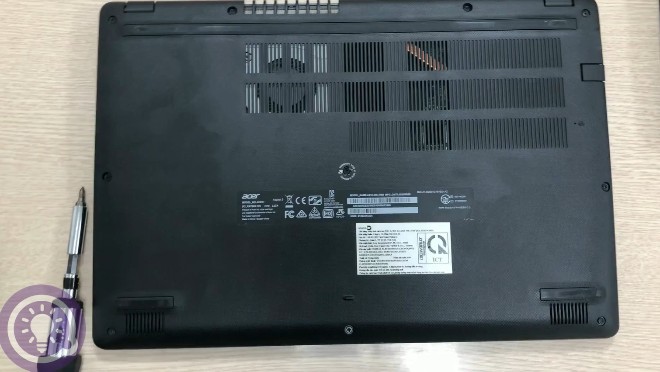 Đầu tiên, để thấy được bên trong chiếc laptop thì bạn cần mở nắp bảo vệ bên dưới đáy của máy ra. Chiếc nắp thường được cố định bởi ốc vít, bạn cần tuốc nơ vít và đầu vít đúng kích cỡ để mở. Bạn nhớ thao tác chắc tay để tránh làm toét đầu vít dẫn tới việc khó tháo lắp trong tương lai.